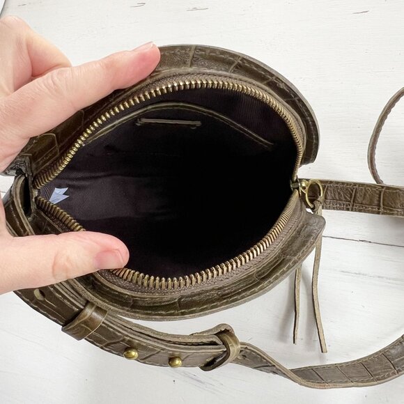 Madewell The Simple Circle Crossbody Croc Embossed Leather Edition in Asparagus - Picture 8 of 10